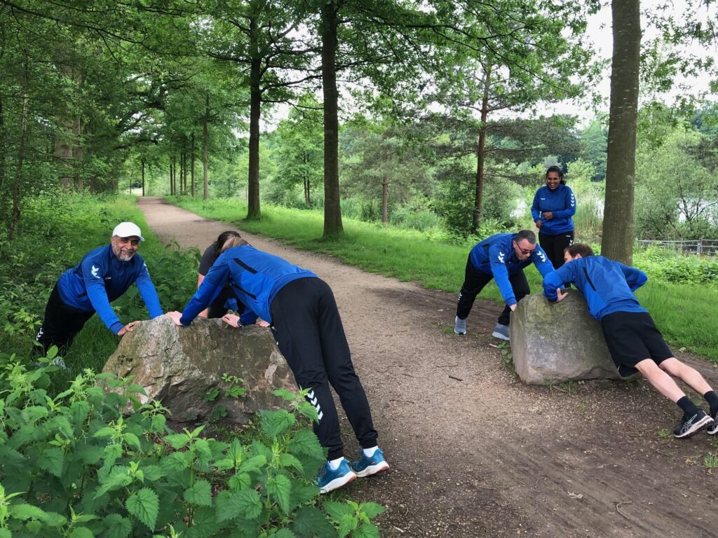 Vitaal Meedoen: mensen buiten aan het sporten